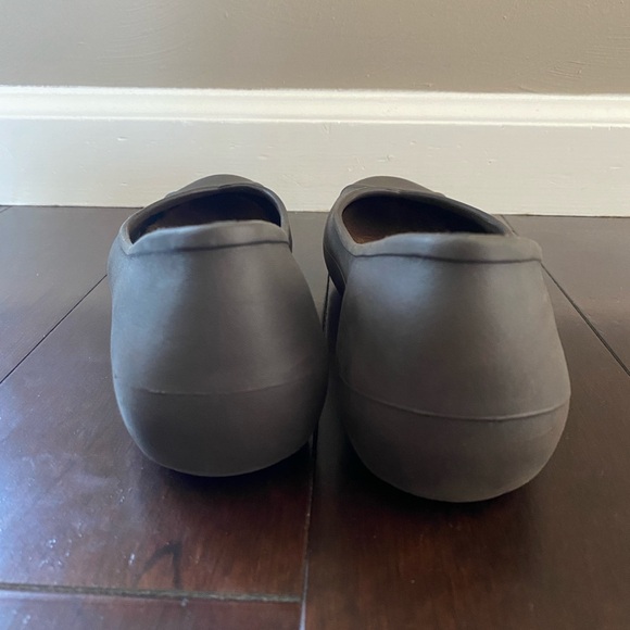 Crocs Women’s Flats - Picture 3 of 3
